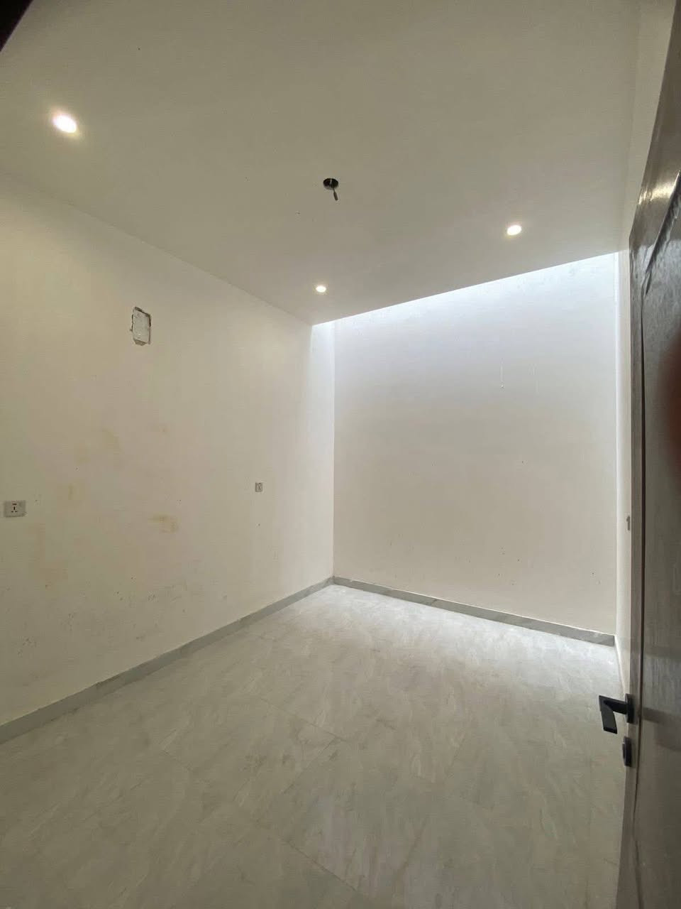 #للايجار_في_السيدية
بيت 80متر زيرو ٢٠٢٦ غير مسكون سابقا
بناء راقي درجة اولى يتكون من :
٣ غرف وصالة + مطبخ وخدمات صحيه عدد 3
📞للاستفسار التواصل عالرقم ***********
مكتب المصطفى للوساطة العقارية-مقابل لحوم جويلي
