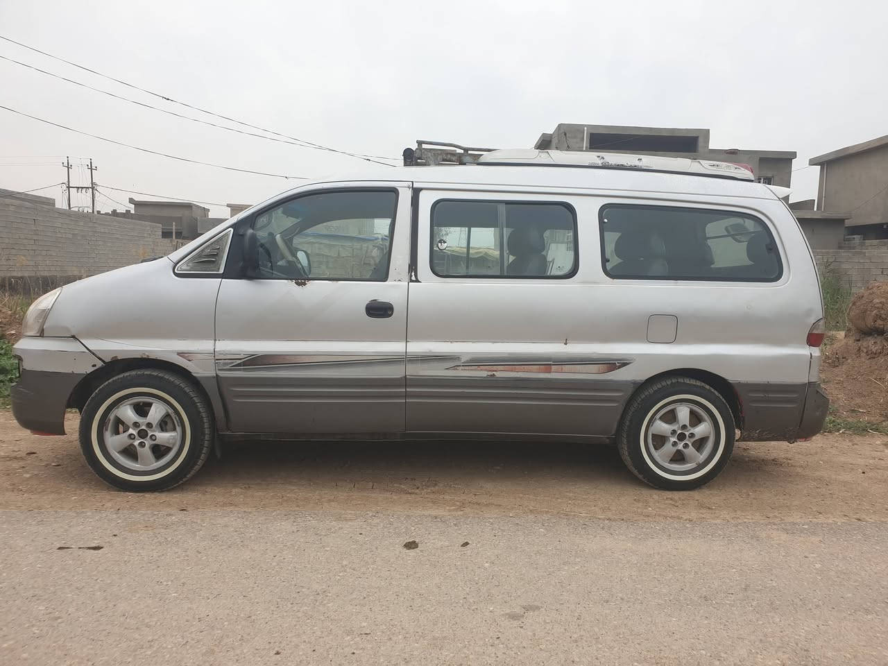 السلام عليكم للبيع ستاركس 2005 رقم واسط مشرع وطني باسمي مصفره ماعليها كلشي 
مكينه وكير زينات المكينه بيها تبخير جداً بسيط ترايك وين متريد  
حداديه زينه تايرات جدد شواصي الاماميه معمره 
كهربائيات كامله بيها نقوصات بسيطه 
التبريد كل المنظومه موجوده بس الكمبريسر ماكو 
صور موظحه كلشي وراسلني ادزلك فديو 
مكاني ديالى الخالص وسعرها ٧٠ وبيها مجال 
*********** اتصال او واتساب
