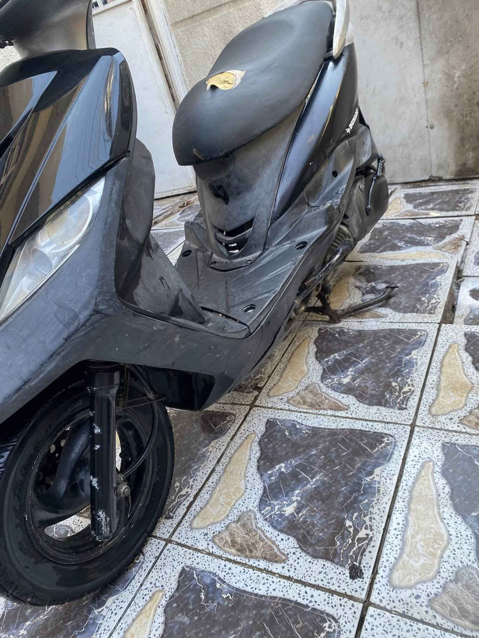 السلام عليكم دراجه ماكس ثعلب سرعه ١٤٠ للبيع الدراجه على وضع الرمبه ملحه شلعه ومعدل تاكل الشارع مختمه ختم واحد كهربائياته شغاله نكره سلف وهندر بكل وكت السعر٥٥٠ الرقم ***********المكان حي الجهاد
