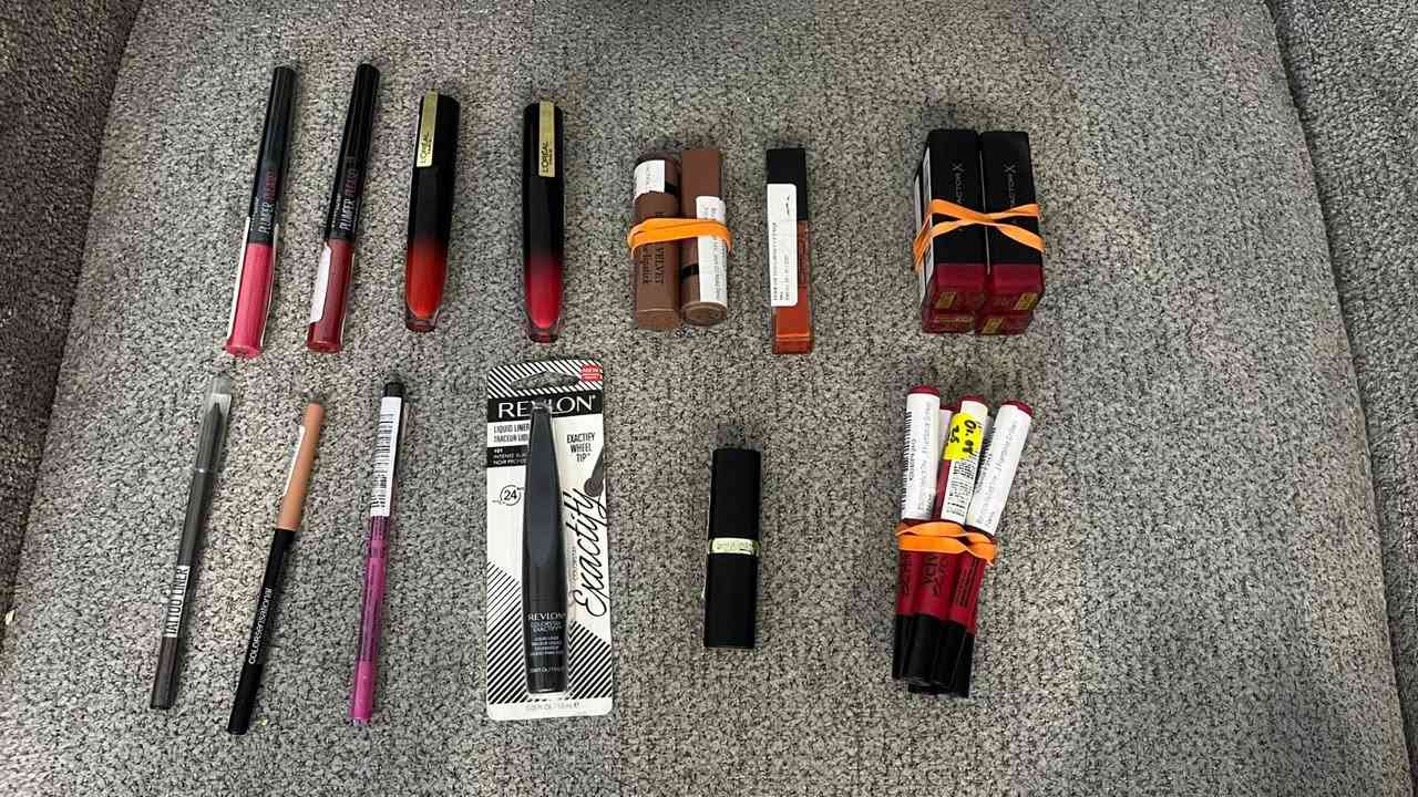 💄 فرصة حلوة للبنات الطموحات 💄

إذا ببالج تفتحين مشروع مكياج، أو تجهزين بداية شغلج، فهاي المجموعة راح تكون بداية ممتازة إلج. ✨

تضم تشكيلة متنوعة من منتجات الوجه، العيون، والشفاه، مثل ما موضح بالصور.

✅ البيع كلهن دفعة وحدة فقط
❌ ماكو بيع بالمفرد

إذا مهتمة، راسليني حتى تعرفين السعر والتفاصيل. 🌷


**إذا كنت صاحب هذا الإعلان وتريد حذفه لأي سبب، رجاءا أرسل رسالة إلى الدعم الفني**