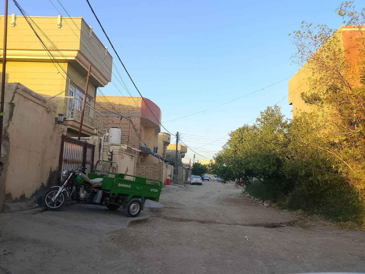 ياالله السعر بلاش بلاش 
السلام عليكم دار للبيع يعتبر قطعه السعر بلاش (95)  بيه مجال علمن سعر القطعه بنفس المكان 110 وأكثر بيت بناء قديم تكدر ترممه وتأجره حسب رغبة المشتري  طابو صرف تحويل مباشر مساحه 200 متر واجه 10 نزال 20 موقع الدار حله حي الغدير  ورديه قبل مستشفى الكفيل موقع مميز منطقه راقيه هادئة جداً بنسبه المنطقه السعر بلاش كافت الخدمات متوفره شارع عرضه 10 متر من يرغب بشراء الدار الاتصال علي الرقم تالي ***********
