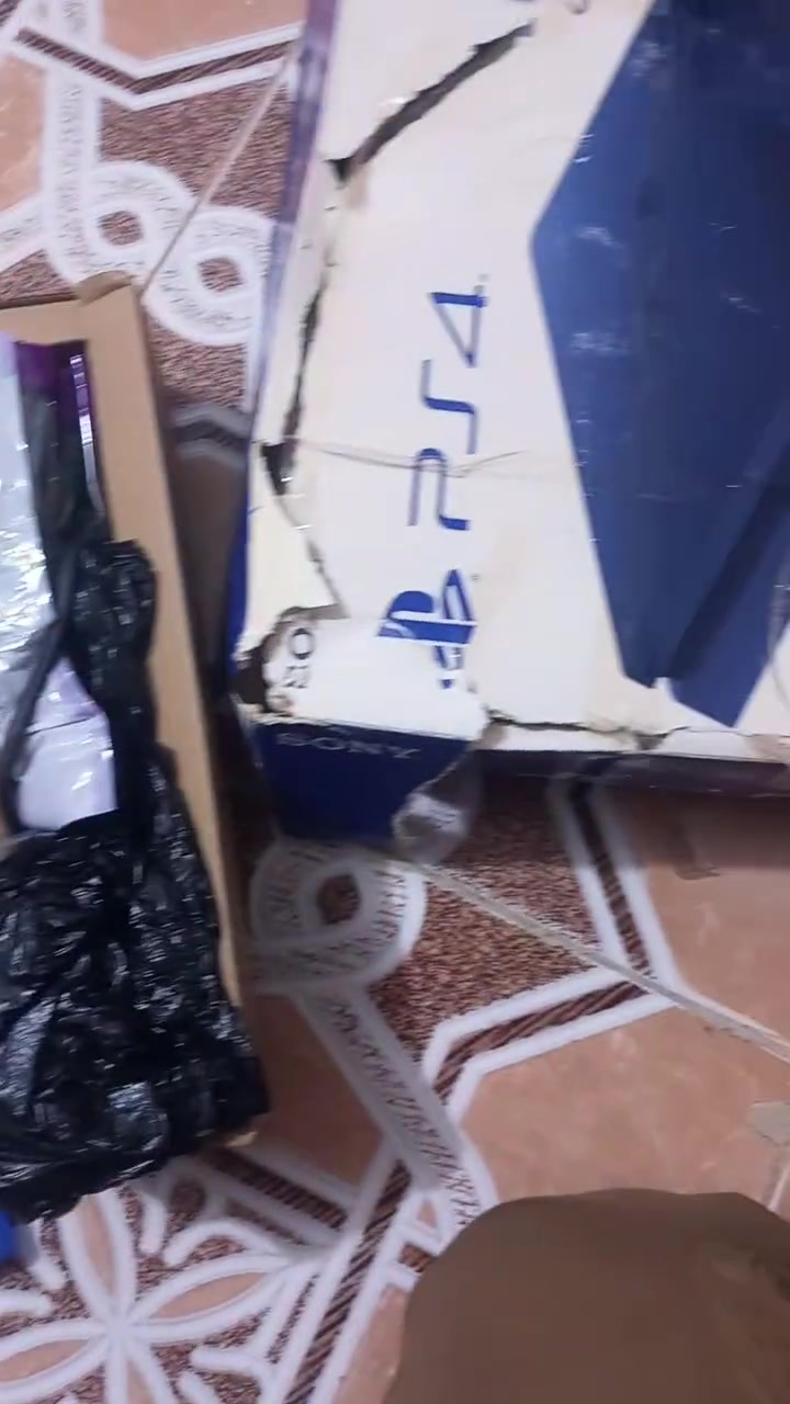 سلام عليكم مكلف بلنشر بلي فور مع جوستكات 2 مع قرص 2جديد مستخدم قل شهر سعر 250 شراي يتصل ***********
