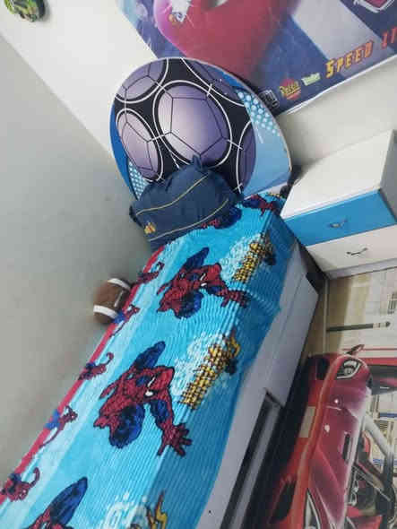 مرحبا عندي هذن الغراض للبيع جرابي عدد اثنين وكومدي جرباية وميز تواليت نضيفات كولهن ب٢٠٠
