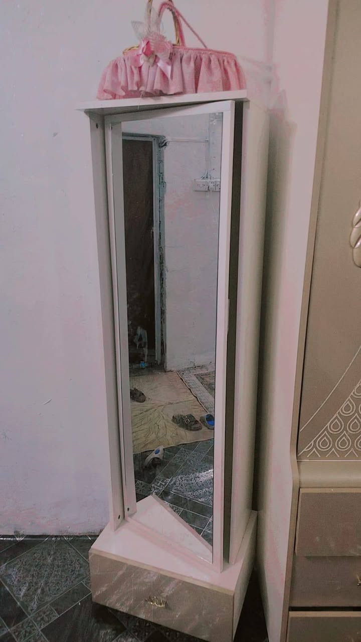 السلام عليكم غرفة للبيع نضيفة ضرر بس بلكنتور شي بسيط السعر 650 وبيها مجال حك الجية للاسفسار ***********
