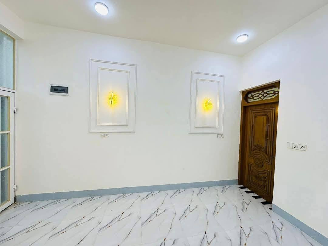 بيت ٥٠ متر حي ميسان بداية شارع الزوار لبيت ركن على شارعين تبليط يبعد عن شارع  ٦٠ تقريبا ١٥٠ متر يحتوي على غرفة وصالة ومطبخ ومجموعة صحية البيت طابوك  بالكامل نظيف البناء مثل ما بالصور مشمول بالتطويب حاليا البيت مؤجر ومع البيت سبلت وتانكي ماء وكيزر وماطور وخط مولد السعر 38وبي مجال للاستفسار الاتصال على الرقم.  ‏‪***********‬‏
