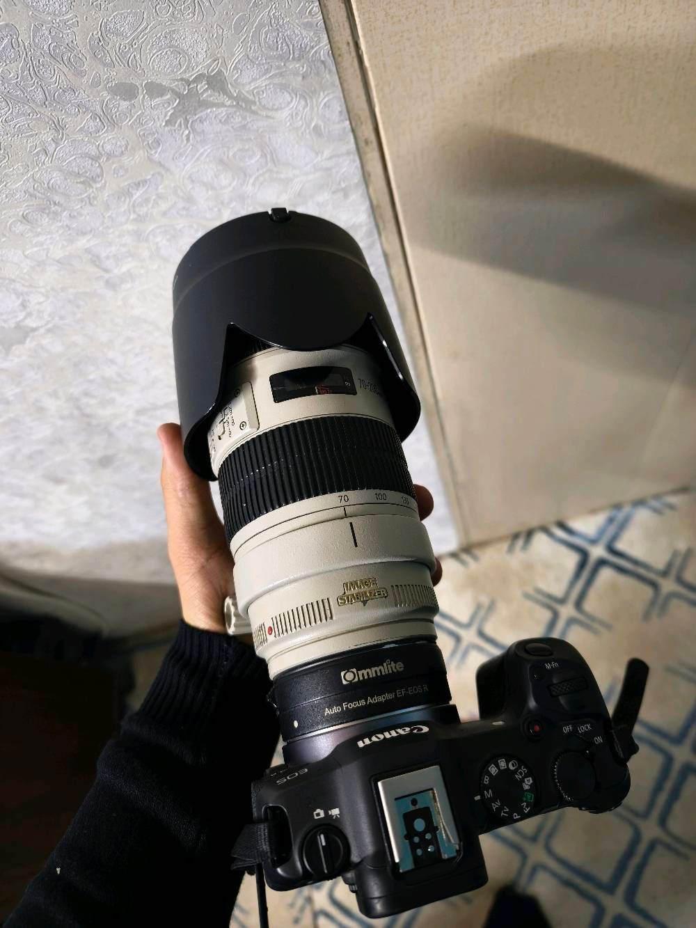 كاميرا كانون R8 + ادبتر + عدسة 70-200 فتحه 2.8 اصدار ثاني دبل ستبلايزر 