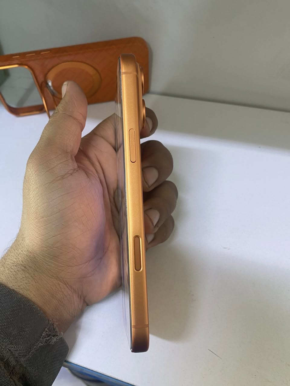 سلام عليكم 
آيفون 17 برو ماكس جهاز مكفول 
ما بي آي شخط نفس الصوره 
الذاكره 256 البطاريه 100 
تك شريحه عربي. 
عدد الدورات 18مره 
رقم الهاتف واتساب ***********
المكان واسط الكوت مركز المدينه 
سعر الجهاز 1900بي مجال كلش قليل
