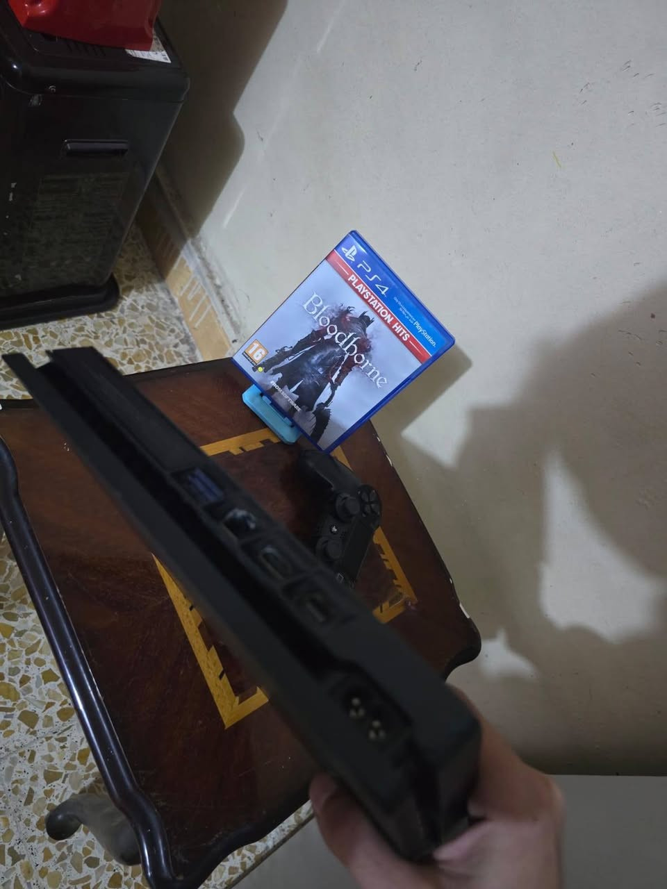 Playstation 4 slim 500GB
🛑نضافه الجهاز 95٪ مامفتوح ولا مصلح وحتى مامفتوح للتنضيف يده اصليه. 
🛑ملاحظه (الجهاز مو باله يعني أوربي جديد استخدام ع ايدي صار سنتين)

سعر ٢٢٥ وبي مجال قليل. 
عنوان كربلاء حي الوفاء رقم ***********
