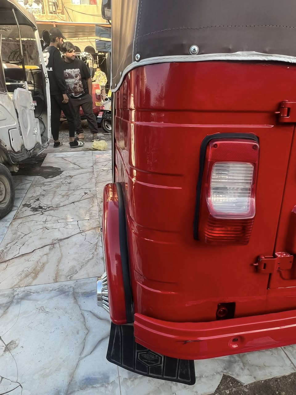 السلام عليكم. تكتك باجاج للبيع مخدومه بالكامله ومصبوغه عام جماليه موديل 2017 محسوبه على ال 18 كلجات كير محرك مكفول لا تبخير ولا تنقيص التكتك جاهزه ربع دينار مينصرف عليها كبات دوشمه مسجل نيكلات دركه اريلات بالعافيه على المشتري السعر 4800 مكاني البياع الشرطه الخامسه  غير متواجد على النت الشراي يتصل على الخط ويدلل ***********
