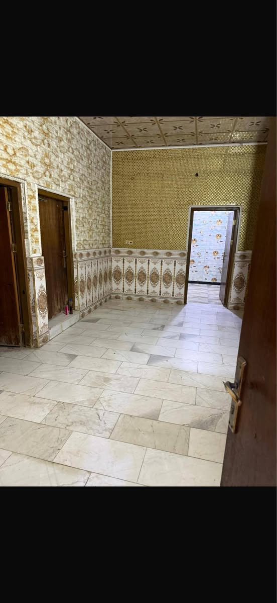 شقه طابق اول درج معزول  للاجار العنوان التنومه قرب فلكه المهندس تتكون من اربع غرف ومطبخ وصحيات وصاله عدد٢ وسطح اجارها٦٠٠ 
***********
