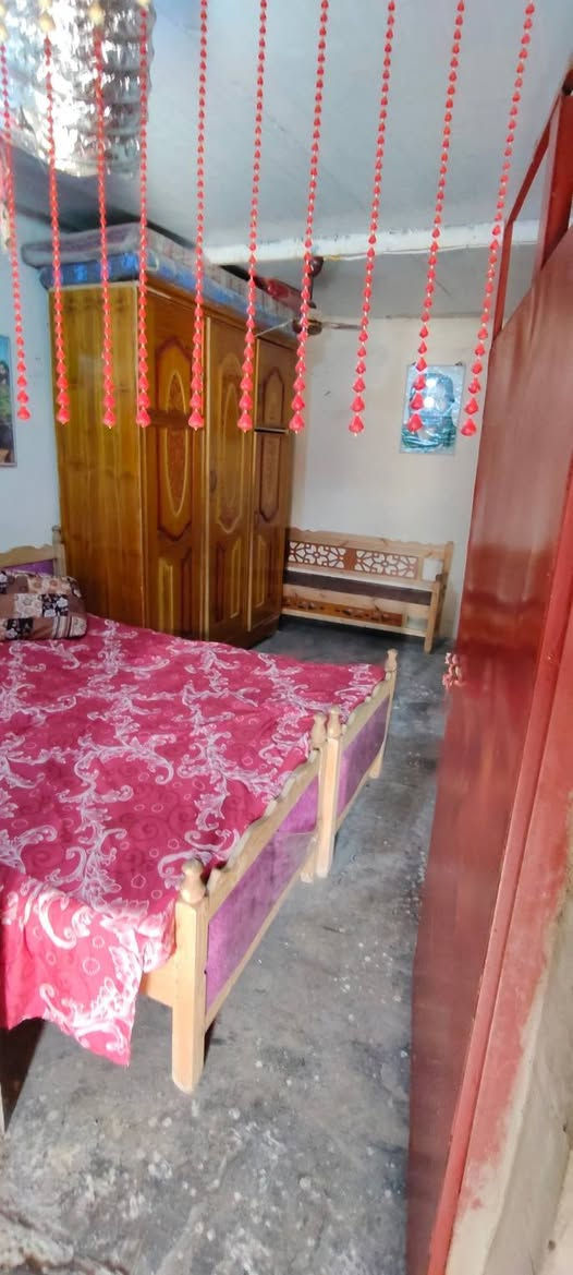 بيت تجاوز للبيع المساحة 100 متر 

يتكون من غرفتين وصالة ومطبخ وصحيات 

بناء نضيف كهربائيات كاملة تأسيس مياة كامل مع سخان 

العنوان دور الصحة عمارات الطبابة مقابل سدة الوليد 

السعر 10 مليون وبي مجال بسيط

للإستفسار يرجى الاتصال  ***********
