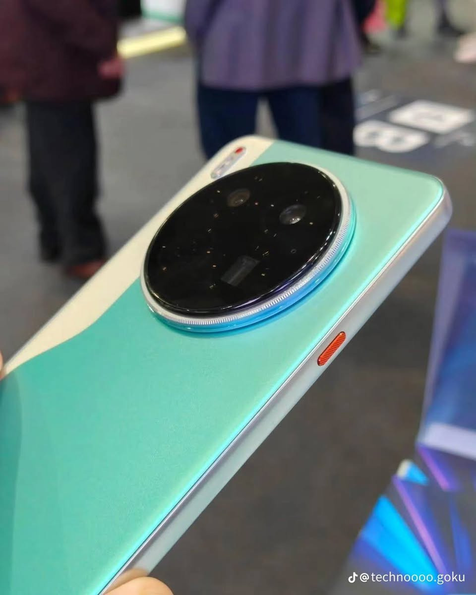 📌 المواصفات الأساسية
🎇مستخدم شهر واحد نضيف نضيف جداً 
السعر: 400
مكان بابل 
الشاشة: 6.67 بوصة AMOLED
دقة: 1080 × 2400
معدل تحديث: 144Hz
المعالج: MediaTek Dimensity 8350
الرام (RAM): 12 GB
التخزين الداخلي: 256 GB
الكاميرا الخلفية:
ثلاثية 50 MP + 50 MP + 50 MP
كاميرا رئيسية + واسعة + تليفوتو (تكبير بصري 3×)
الكاميرا الأمامية: 50 MP
البطارية: 5100 mAh
شحن سريع 70 W
النظام: Android 15 مع واجهة HIOS
الاتصالات: يدعم 5G
مستشعر البصمة: داخل الشاشة
الألوان:  أزرق (بحري), أخضر…


**إذا كنت صاحب هذا الإعلان وتريد حذفه لأي سبب، رجاءا أرسل رسالة إلى الدعم الفني**