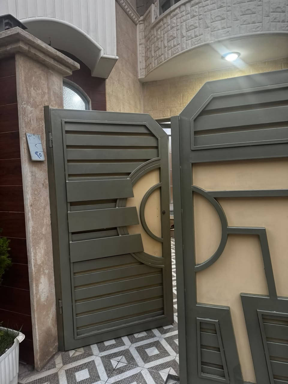---
🏠 بيت للبيع - حي الأوئل خلف محطة العريان - الموصل 🏠
المواصفات:
المساحة: 150م²
طابقين  واجهة 10*15
هول + استقبال
5 غرف نوم
2 حمام
بناء رقم واحد - شغل نظيف وتأسيس مرتب
سند زراعي +
الموقع: حي الأوئل، خلف محطة العريان.
*للاستفسار  ***********
ا
