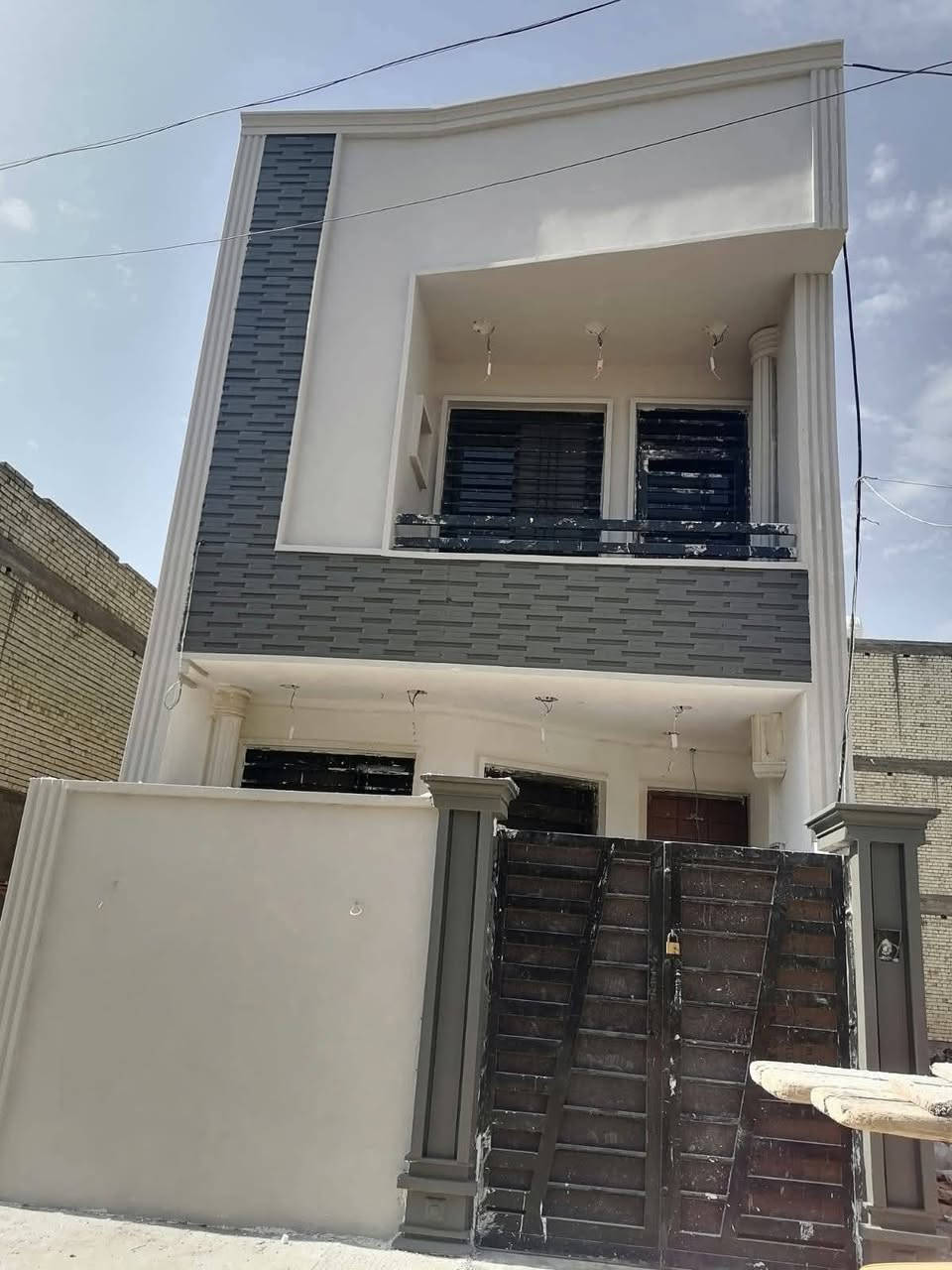 لعمل كافه أنواع اللبخ
#لبخ سمنت
تشميع ، جرارة ، سقل تصفير مساطر 
 و #صبغ  وتنسيق الالوان للواجهات
***********
#بغداد
#دقة_نظافة_التزام
#بناء
