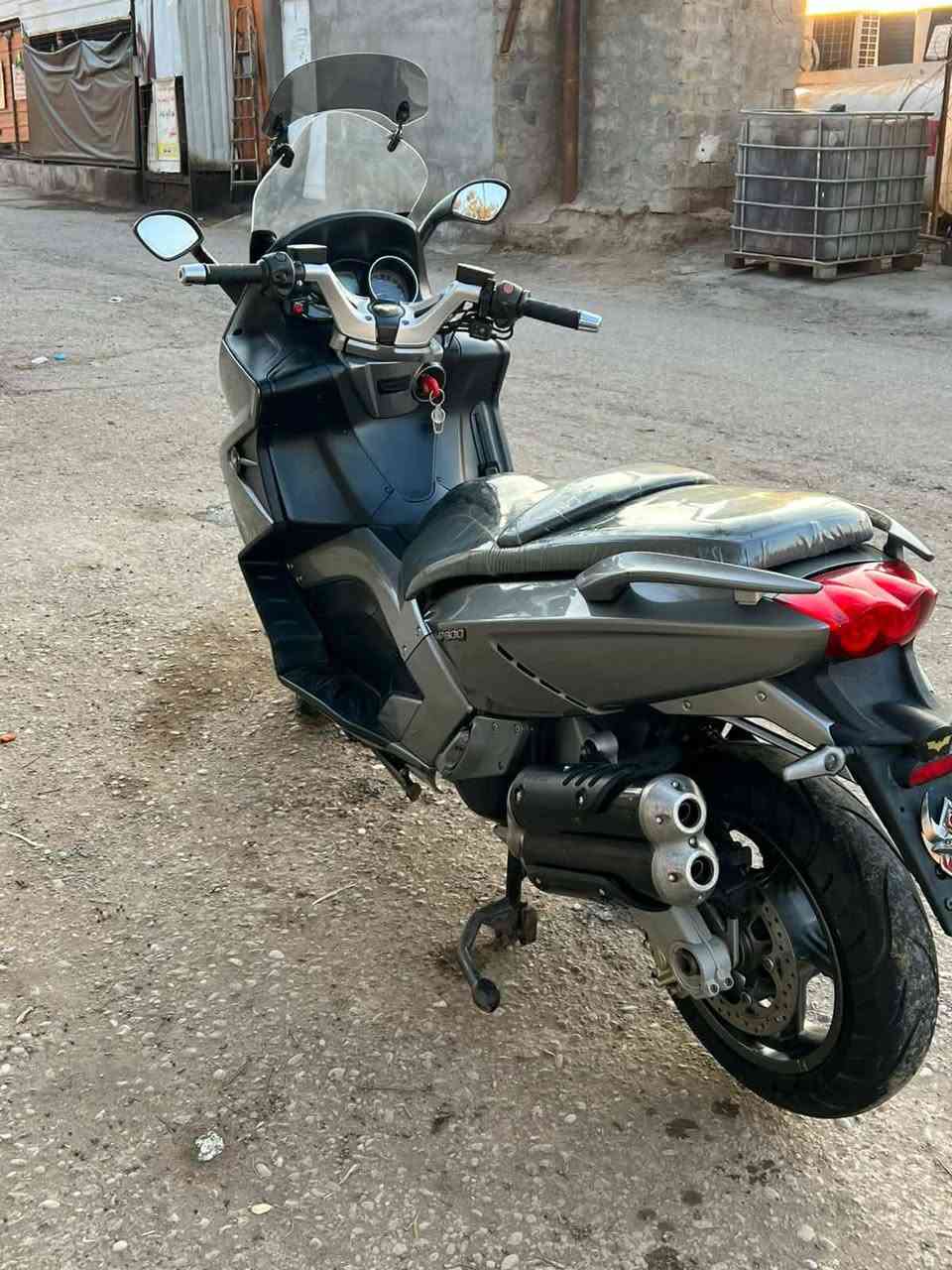 سلام عليكم هذه الدراجة هي Gilera GP 800، وتعتبر من أسرع السكوترات ذات المحركات الكبيرة في فئتها.     المحرك: بسعة \(839.3\) سم مكعب، مكون من أسطوانتين على شكل حرف V. القوة: تنتج قوة تقريبية تبلغ \(73\) حصان. السرعة القصوى: تصل إلى حوالي \(210\) كم/ساعة. المميزات: تحتوي على ناقل حركة أوتوماتيكي ونظام دفع نهائي بالعمود (Cardan).الوحيده بالعراق 
 
للبيع سعرها خاص مكاني بغداد الدوره  2017
***********
