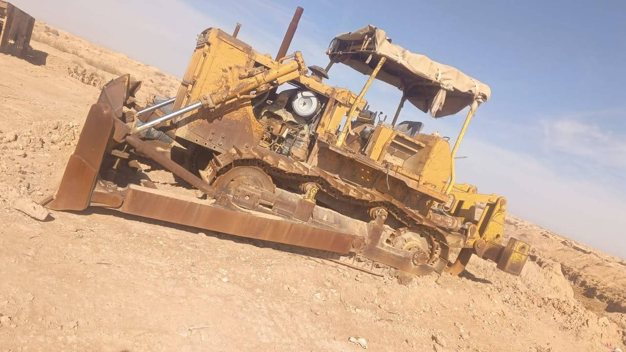 السلام عليكم.       (مكلف بل نشر)
بلدوزر كوماتسو للبيع
حجم85
موديل1985
السعر 175ورقه وبيها مجال 
للاستفسار الاتصال على الرقم ‭0773 453 6617‬
