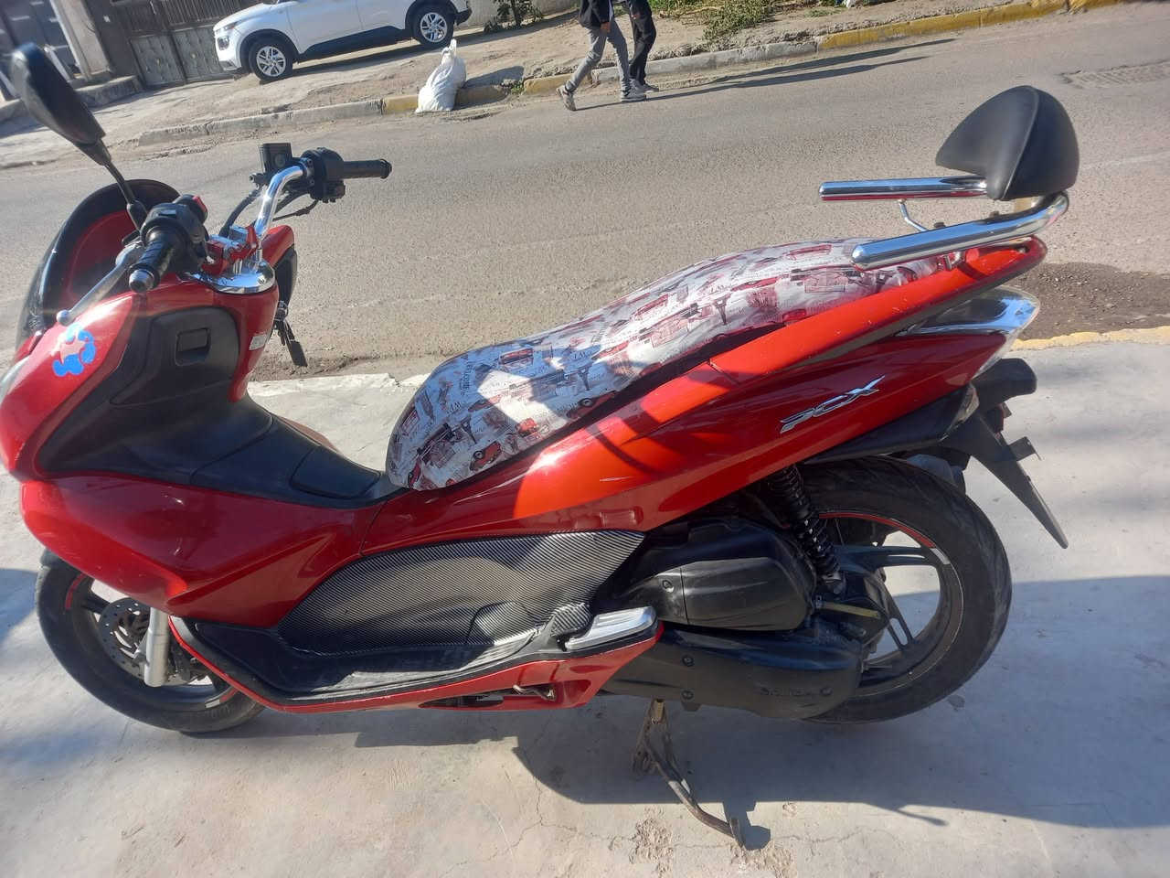 سلام عليكم دراجه pcx جيل اول
بلاديه كفر ومكينه  محرك 125
دراجه نظيفه كلش مكفوله 
شغل وطلع مداريهة دهن موتل وبانزين محسن
سعر 12 ونص وبيها مجال بسيط 
مكاني مدينه ***********
