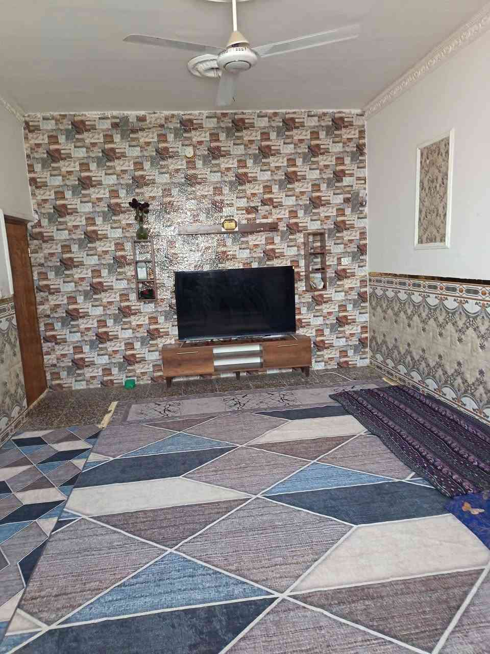 السلام عليكم بيت للبيع بمجمع فدك المعسكر مال مشتل مساحتة 200 متر طابق واحد البناء طابوك ومسلح السطح شرايكر بي 3 غرف نوم +استقبال +مطبخ + الطرمة جبيرة قريب على المجلس البلدي وعن الشارع العام ب3 فروع السعر 80 وبي مجال للتواصل ***********
