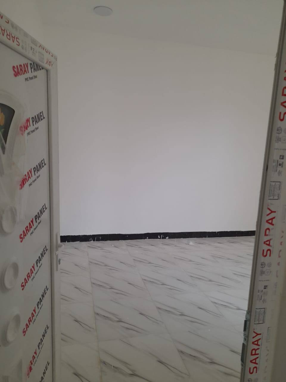 السلام عليكم ......للبيع بيت جديد صفر المساحه 5/20 يحتوي الطابق الاول غرفه نوم استقبال صاله مطبخ صحيات داخليه خارجيه الطابق الثاني غرفه نوم وبيتونه وسطح خلفي موجود ارضيه سيراميك  بالبيت سخان ماطور تانكي البيت غير مسكون للستفسار اكثر اتصال وات ساب *********** العنوان كاطون الرازي قرب جامع سعد ابن ابي وقاص
