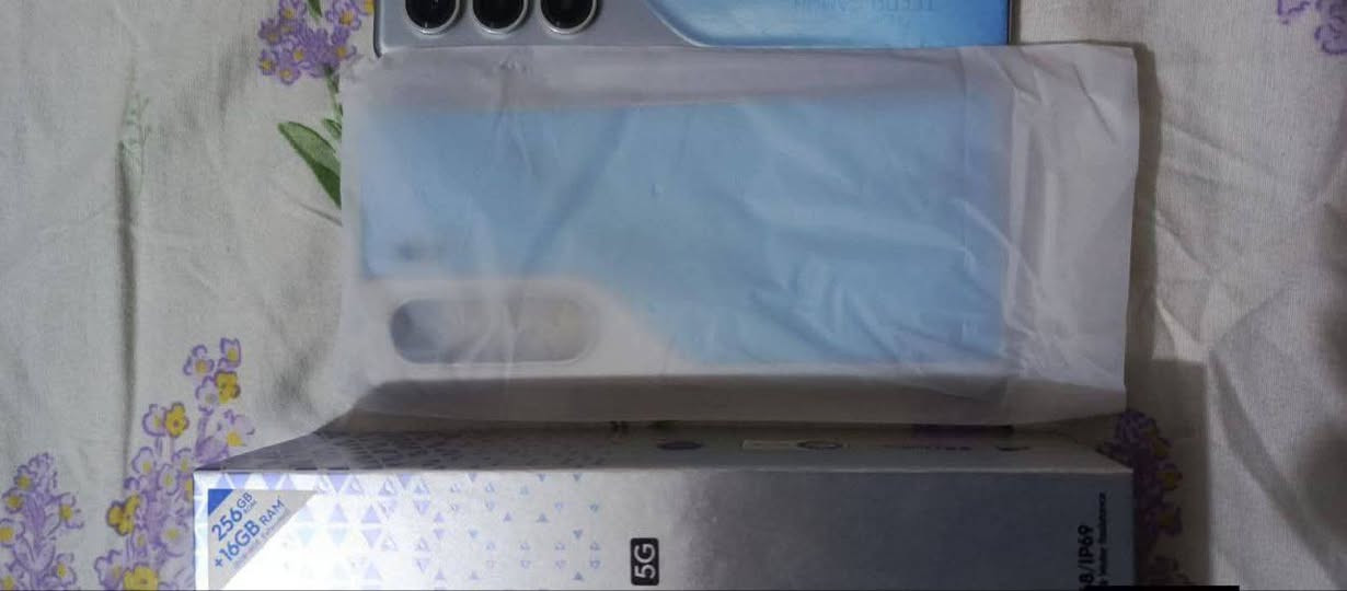 السلام عليكم جهاز تكنو كامون 40 برو 5G الغني عن التعريف لون مميز جهاز جديد حيل وغراضه كلهن جدد صارلي يومين من فتحته من الكارتون وريد ابيعه لان حتاجيت فلوس ويا 4 كفرات واحد يجي ويا و3 هديه مني لليشتري الجهاز الله شاهد شخط مامشخوط بعده جديد سعر ٣٠٠ وبي مجال كلش بسيط واتساب, ***********
