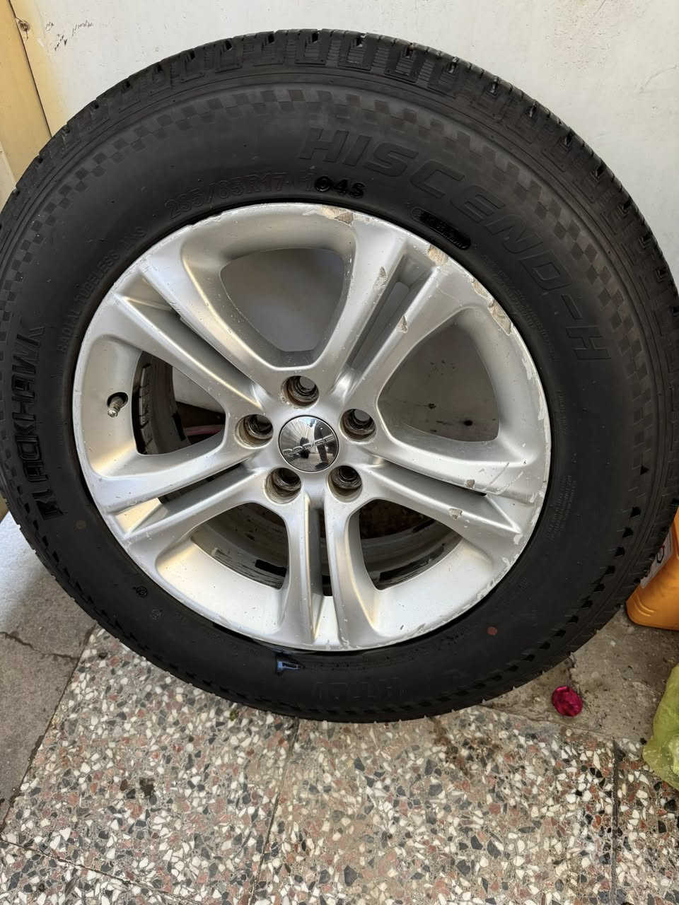 السلام عليكم تخم ويل جارجر حجم 17 ويا تخم تاير جديد للبيع  فقط بدون مراوس مكانهن بغداد العبيدي سعرهن 200 الف وبيهن مجال 
***********
