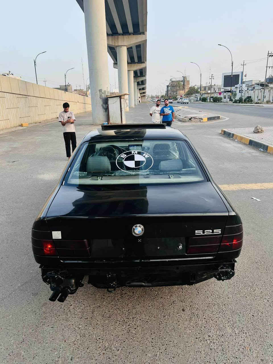 سلام عليكم
اصل BMW 525
موديل 91
رقم بغداد جديد بأسمي 
سنوية لل31
محرك 25 مسكر عدل گير عادي 
4جام كهرباء
سلايت شغال 
السياره وحش بالشارع 
ابيع تعمير 
السعر 35 وبيها مجال قليل 
مكاني نجف 
رقم الهاتف ***********
