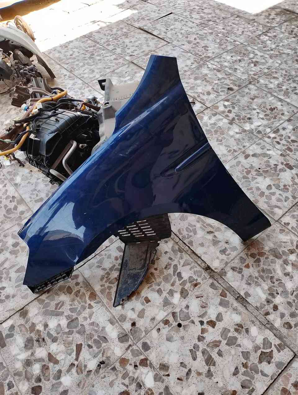 ابواب اكسنت 
و جاملغ جهه السائق 
وصندوق تفصيخ 
نرمايد بنيد 
دبه ماء 
بغداد الامين شارع المعلمين محل القسواء 
***********
