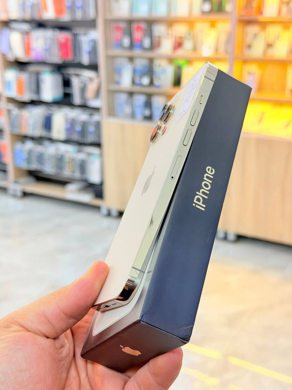 ✅  متوفر بيع بلنقد ولاقساط ✅
ايفون 13 برو ماكس ذاكره 256 بطاريه 100 مشحون مرتين فقط تحديث قديم 16.1.1 يعني جديد نضافه ميه بل ميه خيال مال زلغ مابي كامل ملحقاته وتر بروف فحص حاسبه كله نورمال يعني ممبدل بي شي شرط تفحص بالوكاله نموذج M الأصلي ✌️
لون مميز (ومتوفر اقساط على مصرف الرافدين )تاخذه ضمان 5 ايام اي مشكله او عطل من المركز 
السعر 800 الف 💜
العنوان بغداد البياع شارع 20 مقابيل علي العناب او الشيف السوري مركز الهاتف لاصلي 
📞📞***********
📞📞***********
