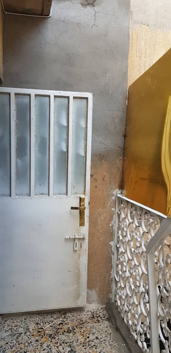 يوجد لدينا شقه طابق ثاني في الغزاليه قروب شارع المدارس تحتوي على غرفتين كبار وهول ومطبخ وحمام وتواليت للاتصال والاستفسار على هذا الرقم *********** عبر الوات ساب
