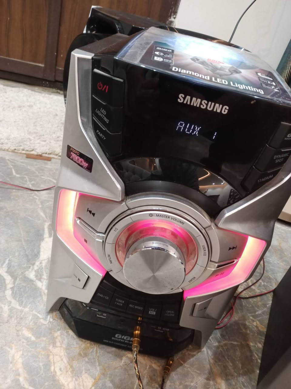 “جهاز سامسونگ Giga Sound Blast أصلي، صوت قوي جدًا مناسب للحفلات والبيت، يدعم AUX و USB و CD و MIC مع إضاءة LED جميلة. الجهاز شغال ممتاز والصوت نقي وباس قوي.”

يحتوي على:
تشغيل AUX و USB و CD/DVD
منفذين USB
مدخل مايكروفون MIC
إضاءة LED للحفلات
نظام صوت 2.1ch
وضعيات EQ و Party
تسجيل على USB

....الجهاز اصلي من شركة SAMSUNG حصرا .... 

السعر خاص لطفا 
او تواصل واتساب ***********
