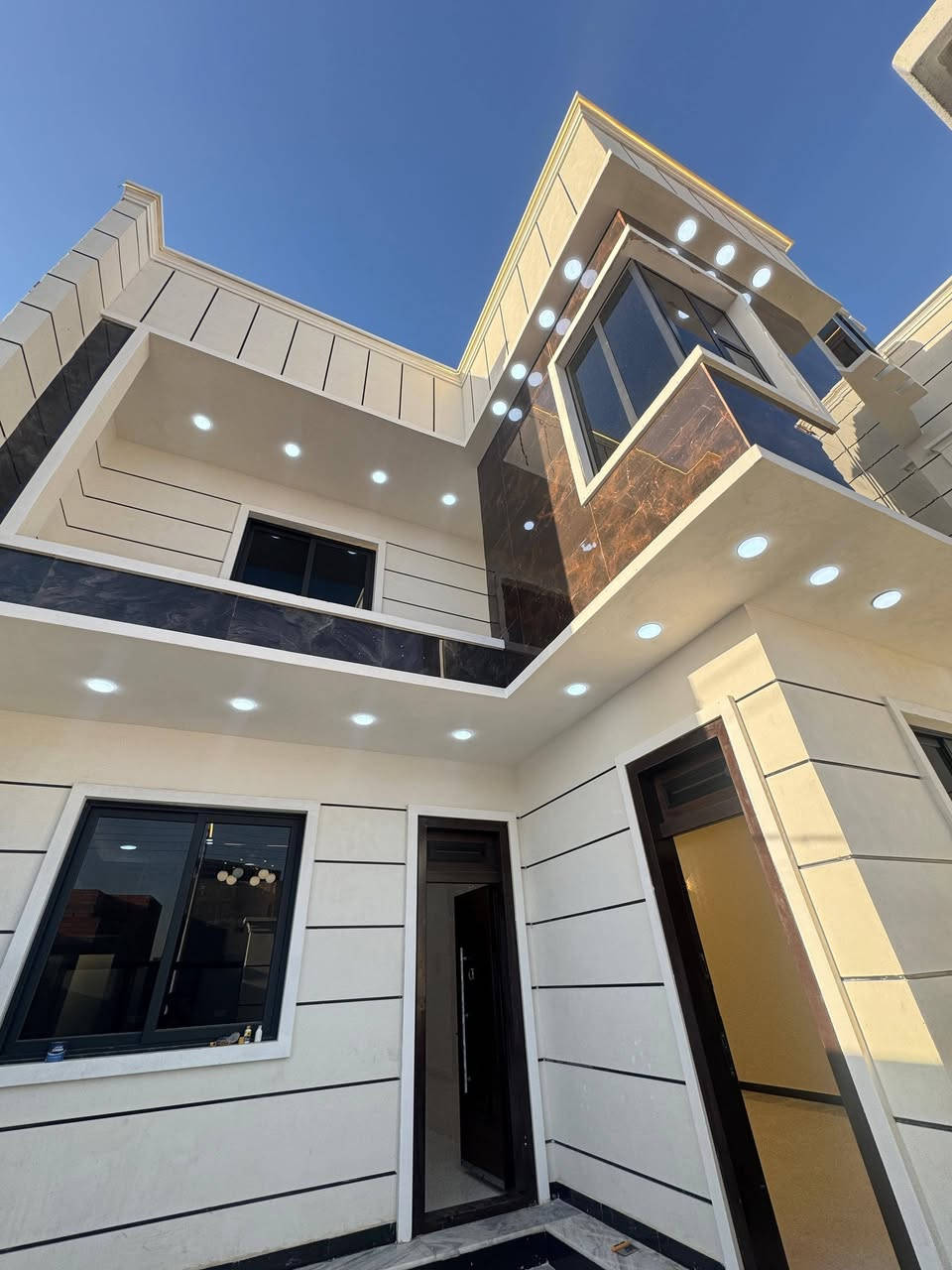 🏡 دار حديث للبيع – تسليم مفتاح 🔑 ***********  ....***********
📍 الموقع: البصرة / أبي الخصيب / أبو الجوزي
📐 المساحة: 200 متر مربع
🏗 البناء: طابقين – بناء درجة أولى
🔹 تفاصيل الدار:
6 غرف نوم
صالتان
استقبال
مطبخ حار + مطبخ بارد
صحيات متكاملة
كراج
حديقة يبعد عن الشارع السايدين كيلو متر وطريق من عويسان وطريق من معمل ثلج الامي سعر 200مليون وقابل للتفاوض 
تسليم مفتاح جاهز للسكن
📄 الملكية: طابو زراعي عراقي🔄
📞 للاستفسار:  ***********..***********
يوجد وتساب علي الرقمين
