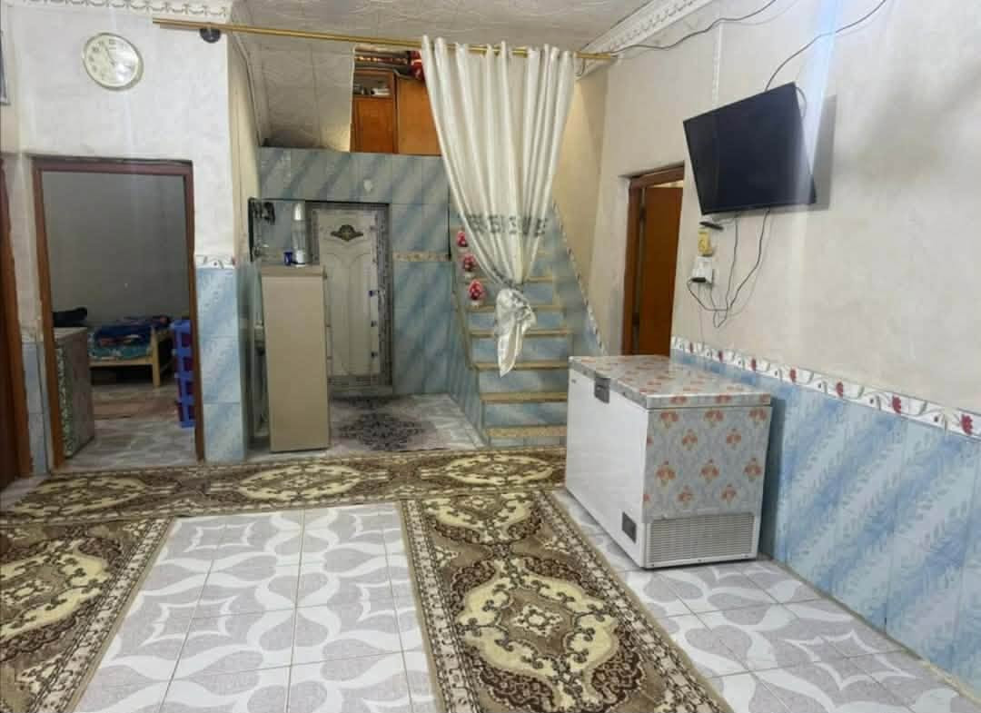 بيت زراعي للبيع مساحه 500 متر لبيت يحتوي ع ثلاث غرف وصالتين+ ديوانيه  وصحيات داخليه وخارجيه بل أضافه إلى قعطه بيه بستان وحديقه جبيره لبيت ثاني بيت عن شارع العام طريق سوق الشيوخ فضليه  لبيت كلش جبير سعر خاص***********
