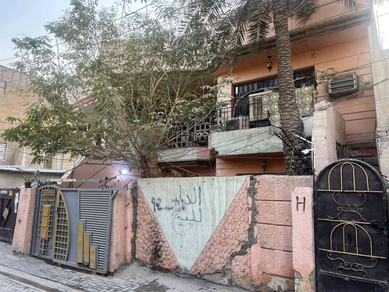 بيت للبيع  في بغداد جديده شارع مسبح قرب افران مسبح محله 715 المساحه 142 متر
عمر البناء 15 سنه كونكريت 
الهاتف ***********
