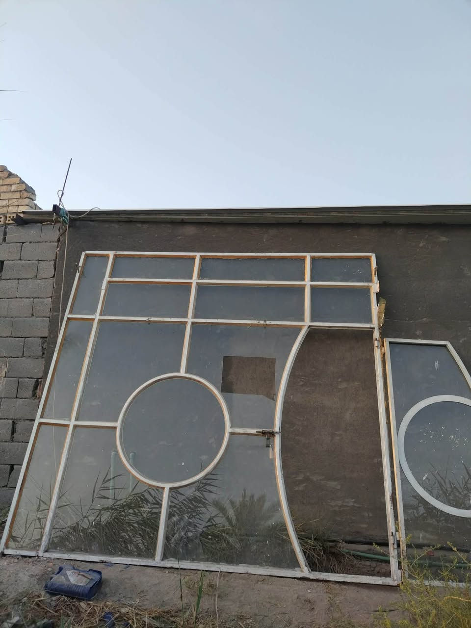 📢 جام خانة (واجهة زجاجية) مستعملة للبيع
المواصفات والتفاصيل:
 التصميم: واجهة حديد مميزة مع زجاج، تحتوي على نقشة هندسية دائرية وقوس جانبي يمنحها مظهراً جميلاً.
 الحالة: مستعملة وبحالة جيدة (كما موضح في الصور)، تحتاج فقط إلى تنظيف بسيط وجاهزة للتركيب.
 الاستخدام: تصلح للمحلات التجارية

📌 ملاحظة: البيع لأعلى سعر (أو يُرجى التواصل للاتفاق على السعر). المعاينة والاستلام في [المسيب هورحسين مقابل عمود 634]
للتواصل الاتصال على رقم ‭***********‬
