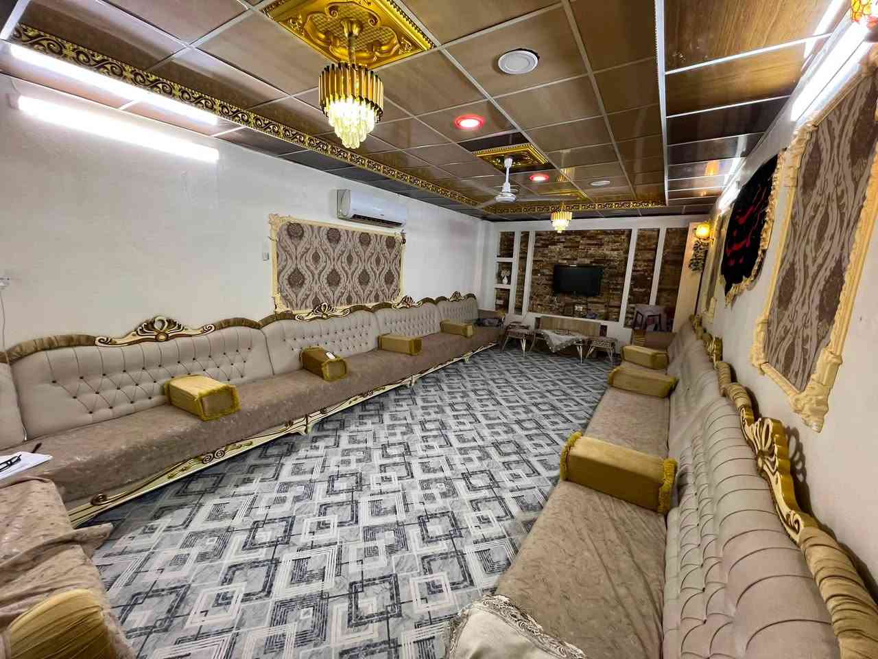 السلام عليكم
دار للبيع مــساحه 450م على شارع 60 حي الحكيم الاولى نزله عميد جادر شارع المدارس  قرب المختار يحتوي على 3 غرف نوم  
اضافه استقبال مع هول داخلي كبير ومطبخ 6><4 وحديقه كبيره مع كراج يتسع 4 سيارات  واضافه الطابق العلوي يحتوي على حمام مع صاله وغرفه نومه  /مع السطح اشتايكر والطابق العلوي مغلف ابيزوكام 
كذالك يحتوي على محلات تجاريه سوبر ماركت مع حلاقه الاستفسار الاتصال ع الارقام 
***********
***********
