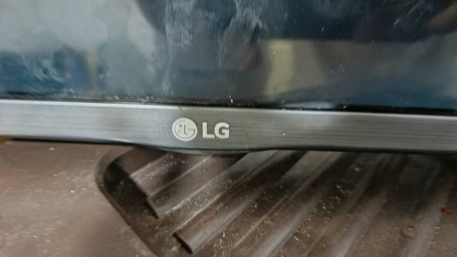 بلازمه LG حجم (32) للبيع فقط بي نقاط بل شاشه ما مأثرات ابد مبينات بل صور شغال كل عيب مابي سعره (60)الف و بي مجال مكانب كركوك واحد حزيران رقمي ***********