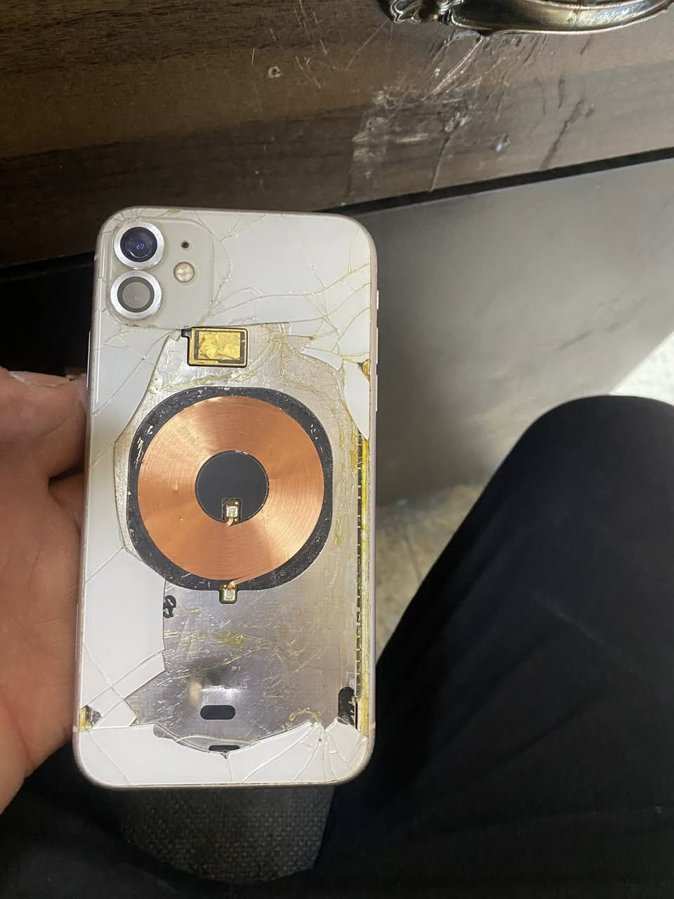 ايفون ١١ عادي مبدل شاشه والفيس ايدي شغال
مساحة ٦٤ 
بطاريه ٦٩ 
رايده١٢٥ الف
بغداد حي العامل 
***********
