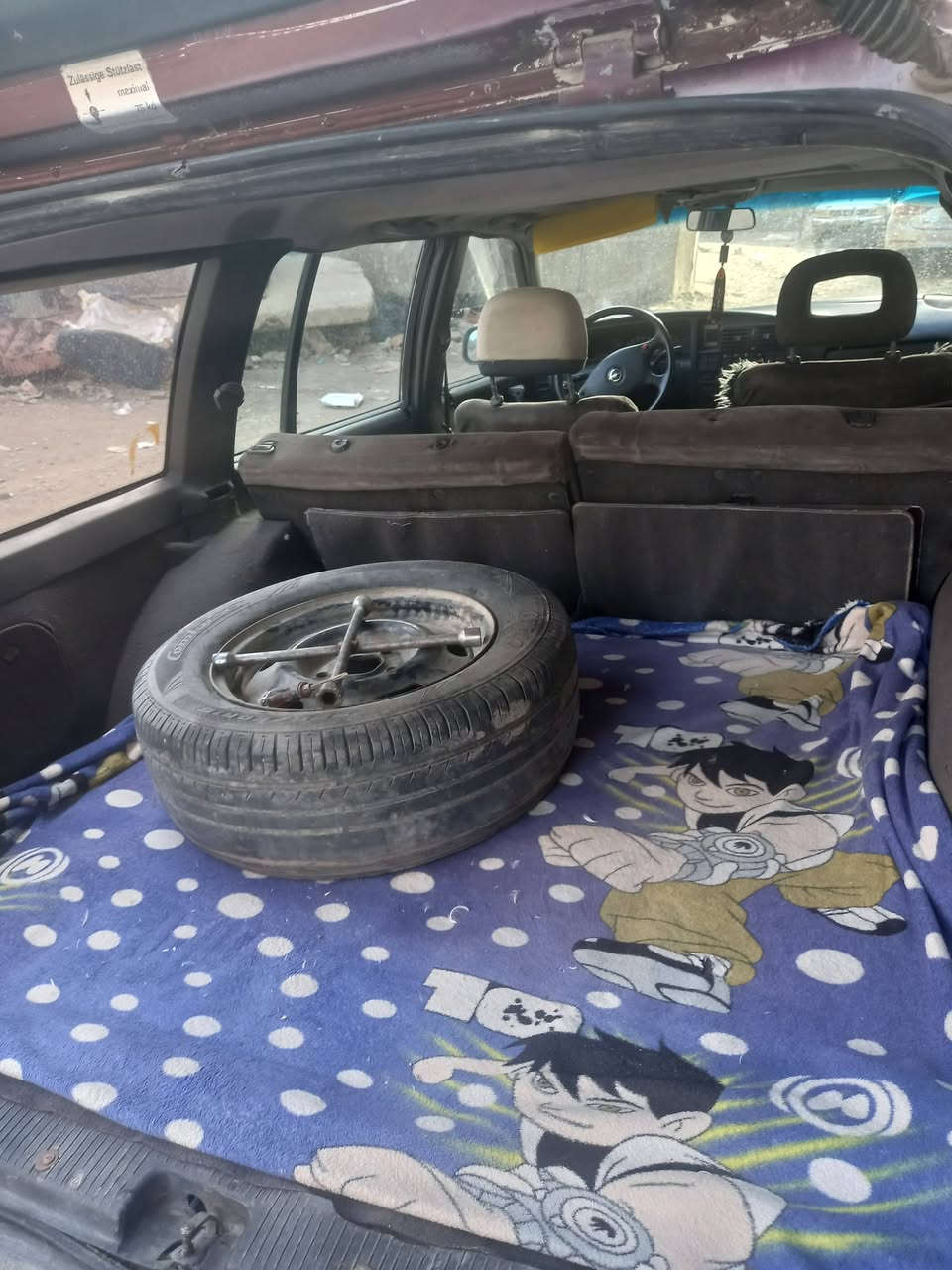 السلام عليكم
اوبل اوميكا ستيشن 
موديل ١٩٩١
كير ومحرك جديد حاويه 
رقم انكليزي 
غرفتها جديده ابلاديه شواصي شركه مكفول 
العنوان بغداد مقابيل مرور الحسينية 
رقم الهاتف ***********      /   ***********
السعر ٢٨ ورقه وبيها مجال
