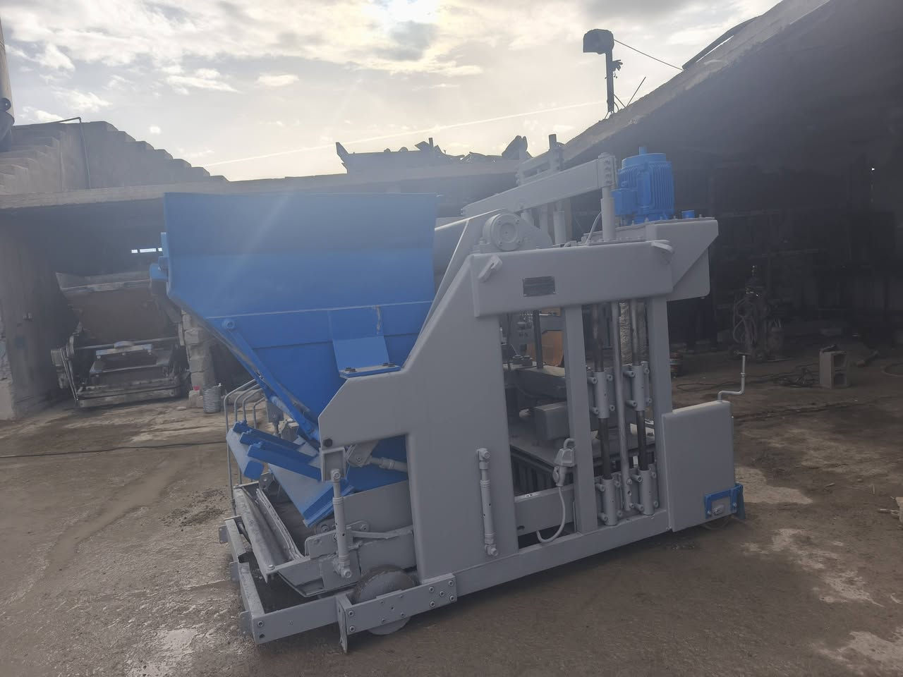 للبيع كابسة صناعة كركوك حداد حدباء معا قالب 20 موديل 2011 سعر 65$ ***********
