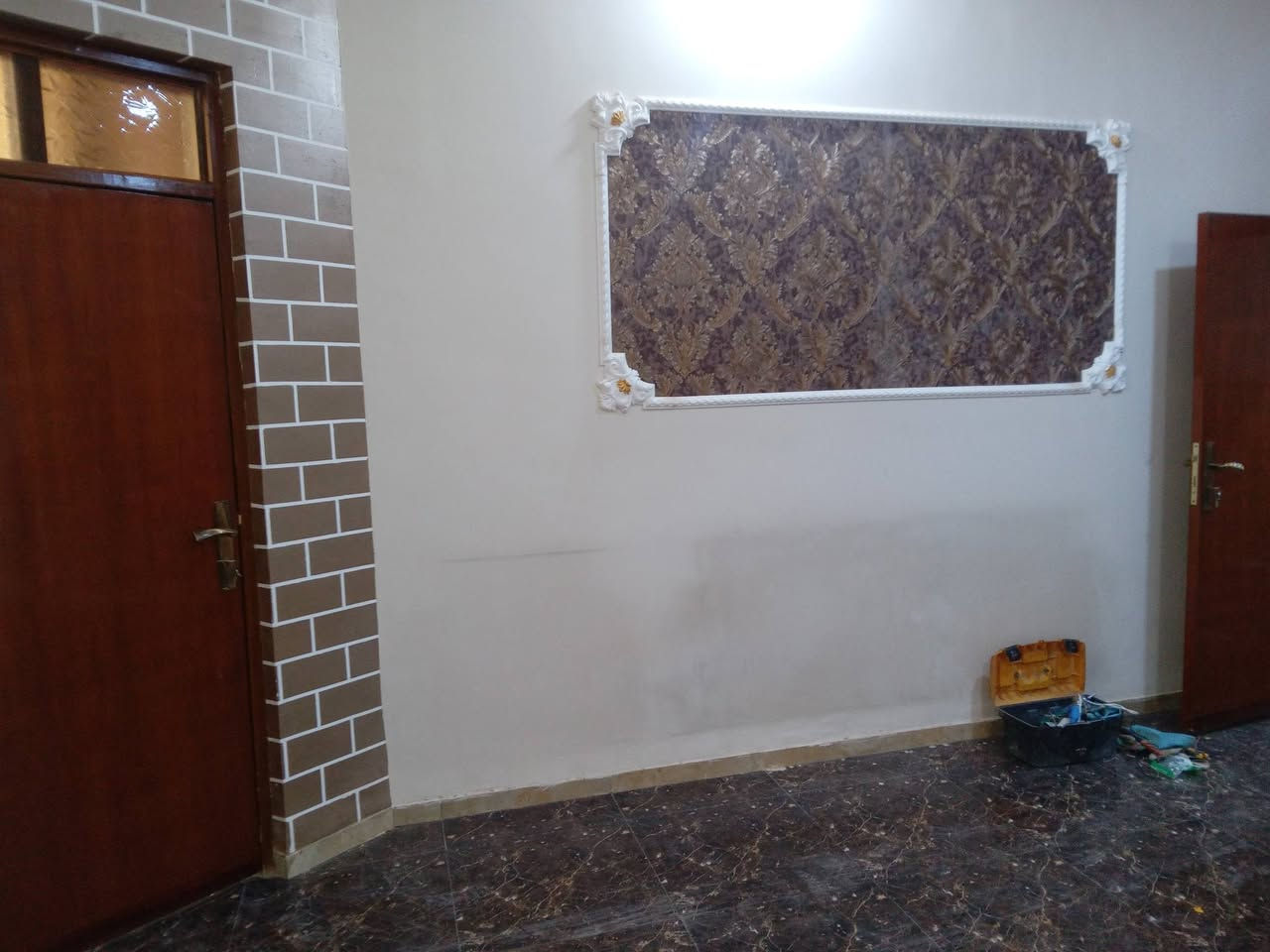 موجود بيت طابقين مساحة البيت ١٥٠متر بناء حديث طابوك يتكون بيت ٣غرف نوم صاله دوانيه صحيات عدد٢ منطقه البجويله مقابل واطئة الكلفه سعر ٨٥بي مجال شراي يجي خاص او يتصل ع رقمي *********** شارع تبليط
