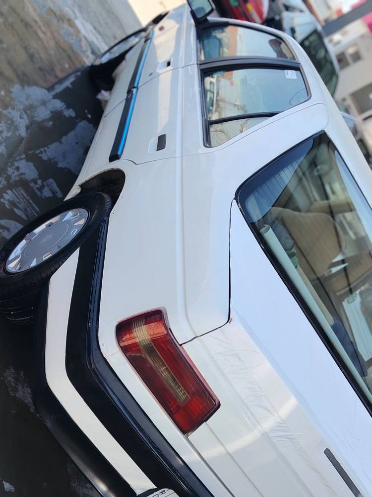 بيجو ٤٠٥
***********
***********
موديل ٢٠١٣
سه نه وي تازه 
به شه رتي گيرو مه كينه و ته قه و ره قه 
چوار تايه ي تازه 
بيده عمو ليدراوي 
39 گه لاو معامه له السليمانية, العراق
