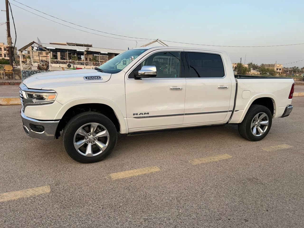 رام للبيع 22 لمتد فول مواصفات 1/1 امريكيه ماشيه 40 الف ميل رقم بغداد باسمي مكاني السياره بغداد حادثها جاملغ السايق والبنيد على وضعه للتوصل *********** رايدها 277$ وبيها مجال بسيط والسوك كلشي بي….
