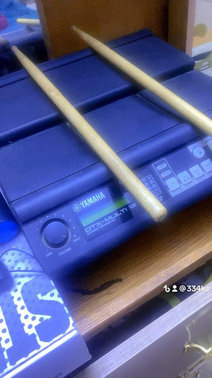 خشبه ايقاع الكترونيه للموسيقى
استخدام من فتره قصيره 
منزل بيها هواي ايقاعات وموسيقى 
جاهزه من كلشي للبيع 
السعر حسب الاتفاق للاستفسار
***********
