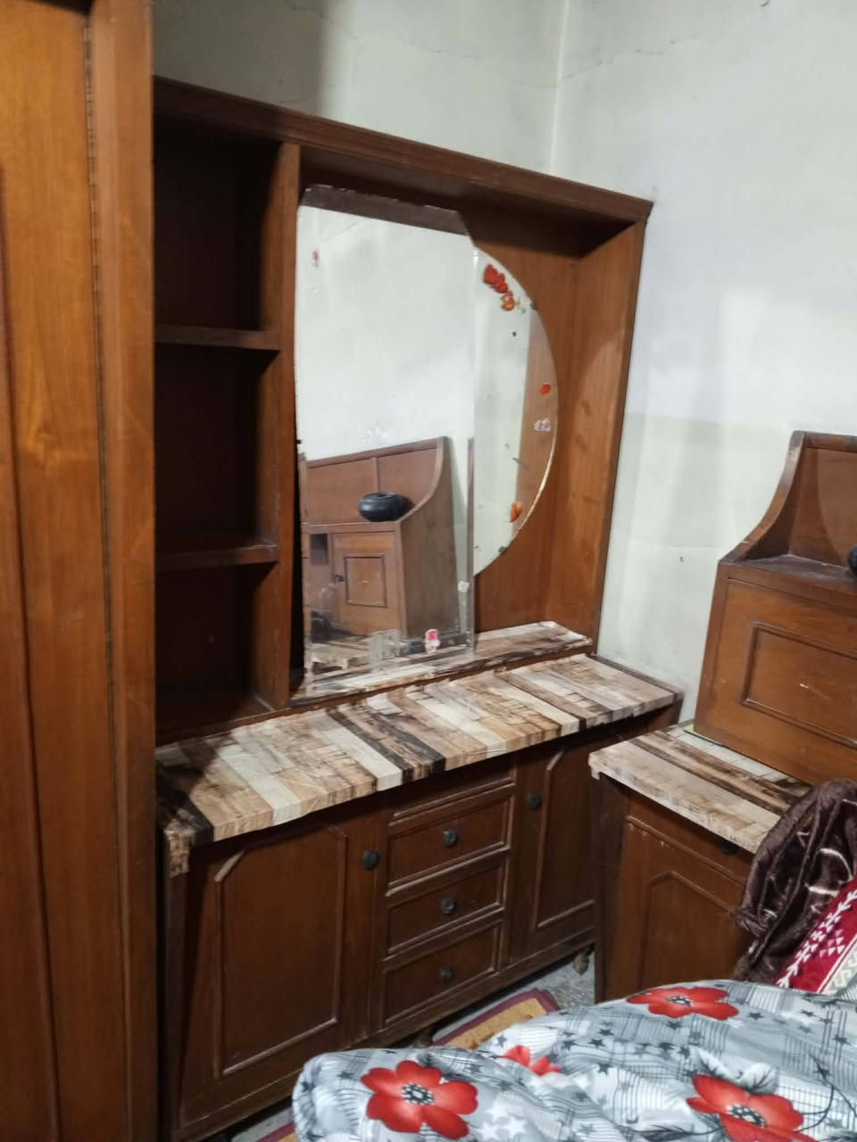 (مكلف بل نشر) غرفة نوم مستعمله قديمه صاج ثقيل يحتاجلها ترتيب السعر 250 وبيها مجال ***********
