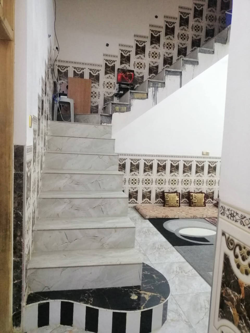 مشتمل للبيع في الفلوجه حي الخضراء خلف جامع التقوى المساحه ١٢٥ طابق واحد بناء حديث بلوك شارع ١٥ يحتوي على غرفه النوم و صالة و ستقبال ومطبخ وحمام وصحيات خارجيه السعر ٨٠ مليون وبي مجال بسيط للاستفسار مراجعة مكتب القمه للعقار او الاتصال على الأرقام التاليه *********** ***********
