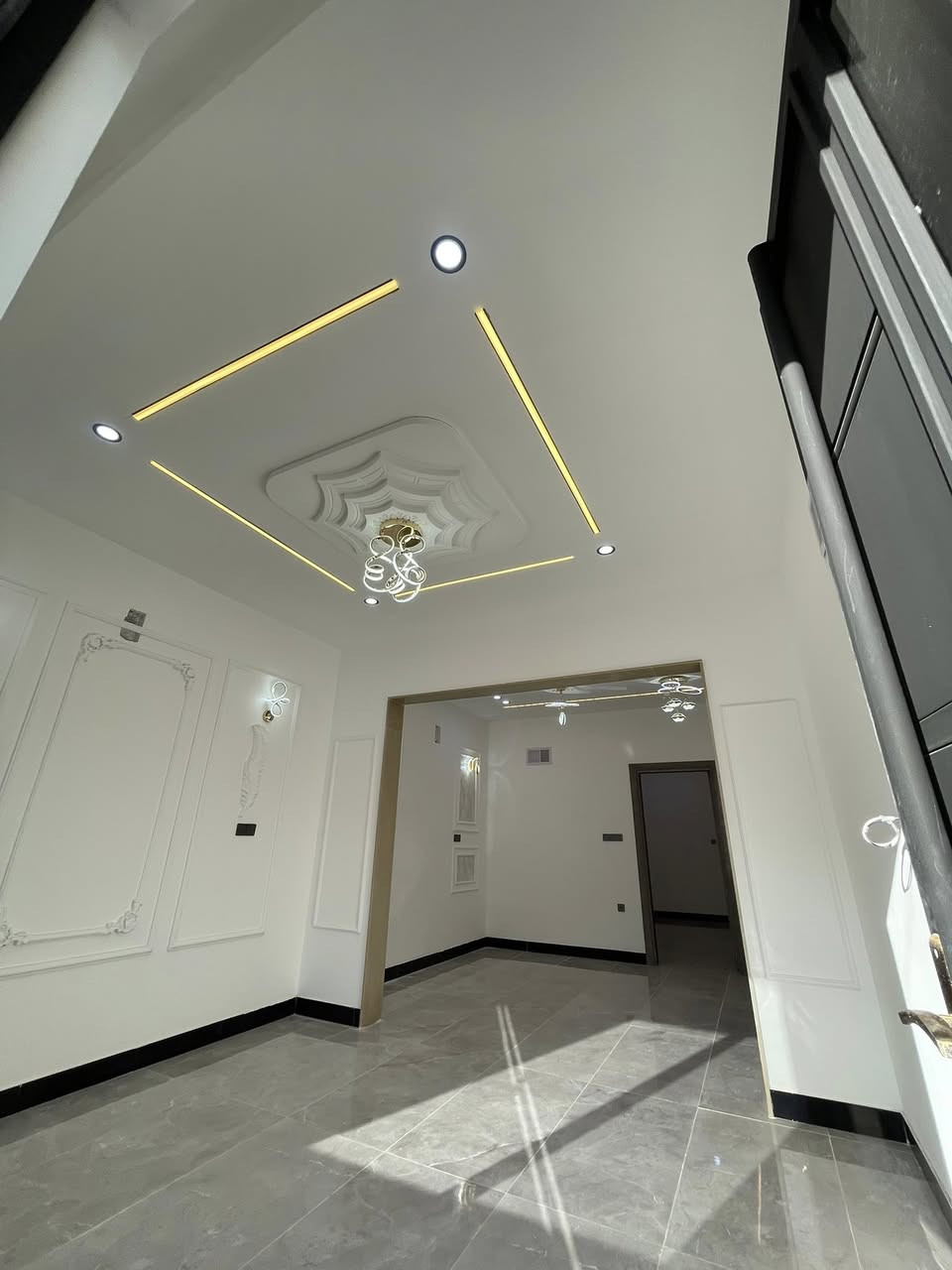 بيت لللبيع في حي السكر الاولى 120م 10*12م قريب عن المستشفى الخنساء  باب للاستفسار الاتصال على الارقام التاليه او مراجعة مكتب دور الموصل للعقارات العامة مقابل باب كلية طب الاسنان جامعة الموصل جامعة الموصل الباب الرئيسي120م  ركن 10*12م  بيت تصميم تركي البيت درجة اولى فول موصفات ***********—***********—
