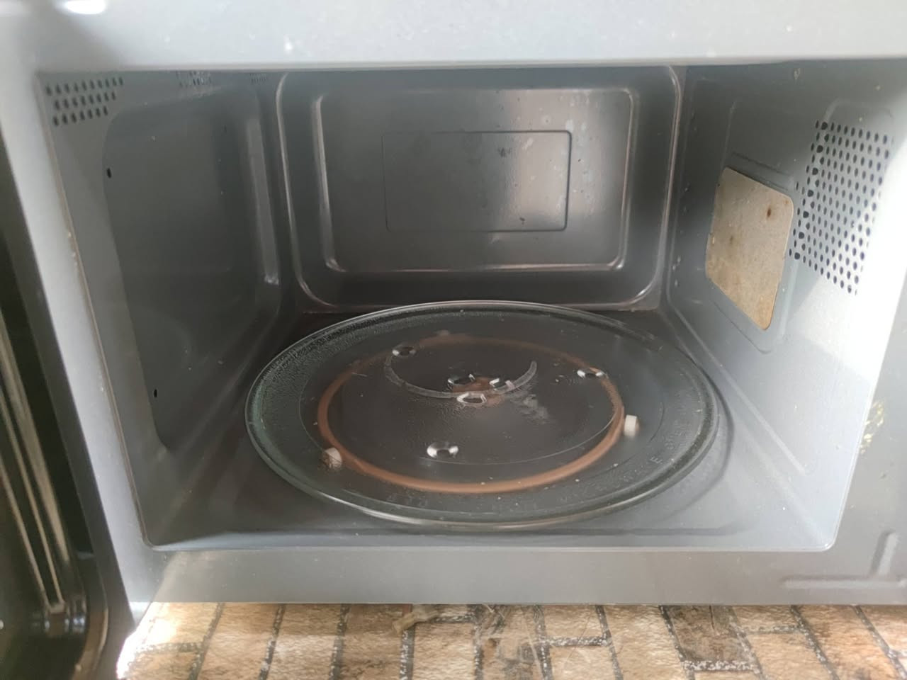 مايكروويف من ماركة Newal بحالة جيدة ونظيف، يعمل بشكل ممتاز.
تحكم سهل بمقبضين (القوة والوقت)
مناسب لتسخين الطعام وفك التجميد
حجمه مناسب للمطبخ أو المكتب
📍 الحالة: مستعمل استعمال خفيف
للطلب مراسلة الصفحة


**إذا كنت صاحب هذا الإعلان وتريد حذفه لأي سبب، رجاءا أرسل رسالة إلى الدعم الفني**