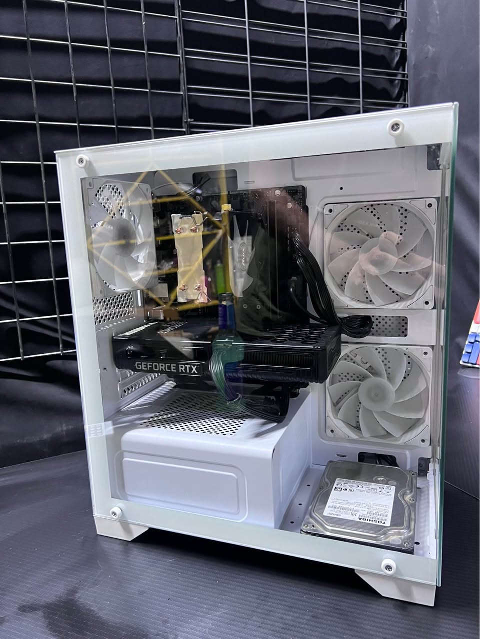 تجميعة كيمنك بكارت قوي 
مواصفات 
rtx 3060 12gb
I5 11400f
ssd 128gb
hdd 1tb
ram 16 ddr4 3200
mb b560m asrug
cooler x2000
case white 3 fan 

واتساب : *********** بغداد, العراق
