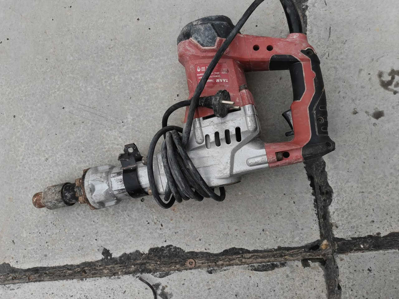 السلام عليكم عده للبيع 
دريل تكشير ٧٥
دريل فر همر ٥٠
كوسره ٤٥ 
استفسار ***********واتساب موجود عنوان بغداد
