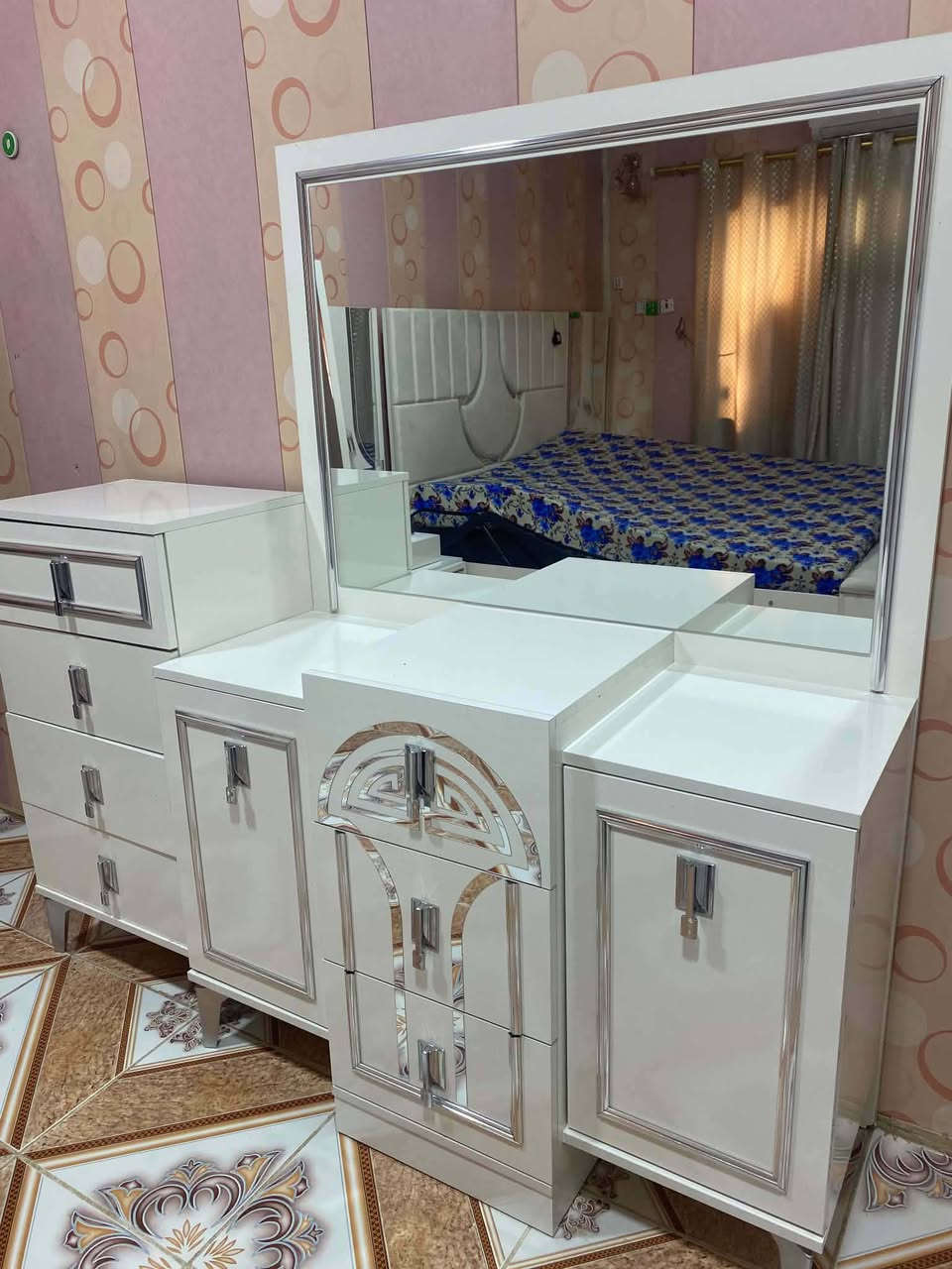 السلام عليكم ورحمة الله وبركاته غرفه مستعمله قليل نضيفه كلش بسعر مناسب جداً 700وبيه مجال للستفسار عل هاذ الرقم***********
